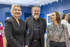 Na pierwszym planie dwie kobiety i mężczyzna pozują do zdjęcia, uśmiechają się.