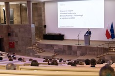 Dyr. Michał Graczyk przemawia ze sceny do zaproszonych gości_Foto MRiT