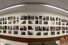 W pomieszczeniu na białej ścianie umieszczony pas plansz, rozplanowanych na powierzchni około 6 metrów długości na 1,5 metra wysokości. Na planszach wyeksponowane kilkadziesiąt fotografii Wrocławia.