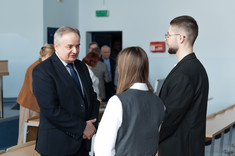 Rada Wydziału-Dziekan rozmawia z nagrodzonymi studentami. fot. A. Surowiec