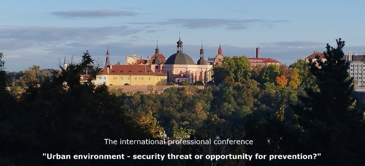 Na czarno białym zdjęciu widoczna panorama historycznej części Pragi, na dole zdjęcia biały napis: The international professional conference "Urban environment - security threat or opportunity for prevention?", Prague, 6.10.2022 r.