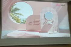 Na zdjęciu ekran z wyświetloną prezentacją. Na slajdzie widoczne wnętrze łazienki utrzymane w jasnych kolorach.