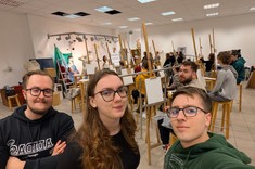 Członkowie Wydziałowego Samorządu Studenckiego WBIŚiA na tle uczestników Warsztatów Malarskich.