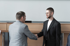 Rada Wydziału-Prorektor Bartosz Miller składa gratulacje Przemysławowi Dybasiowi_fot. A. Surowiec