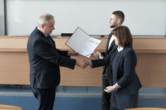 Rada Wydziału-Dziekan Lech Lichołaj składa gratulacje Joannie Dudek_fot. A. Surowiec