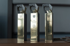 Trzy statuetki stoją obok siebie stoją na stole_fot. A. Surowiec