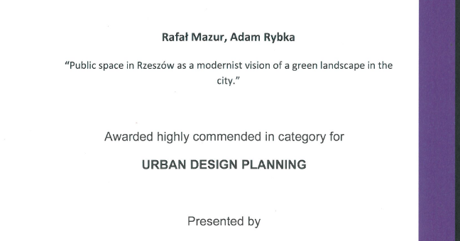 Zdjęcie dokumentu - certyfikatu potwierdzającego otrzymanie nagrody. Na białym tle czarne napisy, na dole loga CIOB, Emerald Publishing, IEMA oraz ICE. U góry loga Leeds sustainable institute, UWE Bristol oraz University of Suffolk.