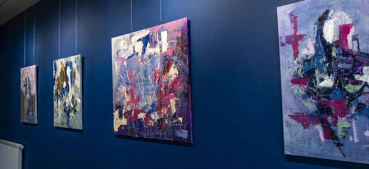 Obrazy abstrakcyjne wykonane techniką malarską autorstwa mgr inż. arch. Natalii Ludwikowskiej zaprezentowane podczas wernisażu wystawy mgr inż. arch. Natalii Ludwikowskiej. 