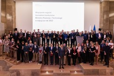 Dyr. Michał Graczyk wraz wszystkimi laureatami konkursu i promotorami ich prac_Foto MRiT