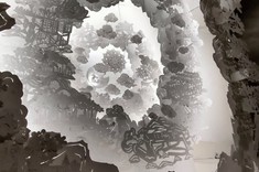 Zdjęcia przestrzennej bardzo skomplikowanej rzeźby. Na wysokości kilku metrów rozmieszono kilka warstw okręgów. Każdy składa się z wielu płaskich rzeźb. Każdy głębiej umieszony okrąg jest mniejszy i jaśniejszy.  Wszystko w różnych jasnościach szarości.