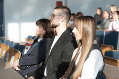 Rada Wydziału-Nagrodzeni studenci słuchają przemawiającego Dziekana_fot. A. Surowiec